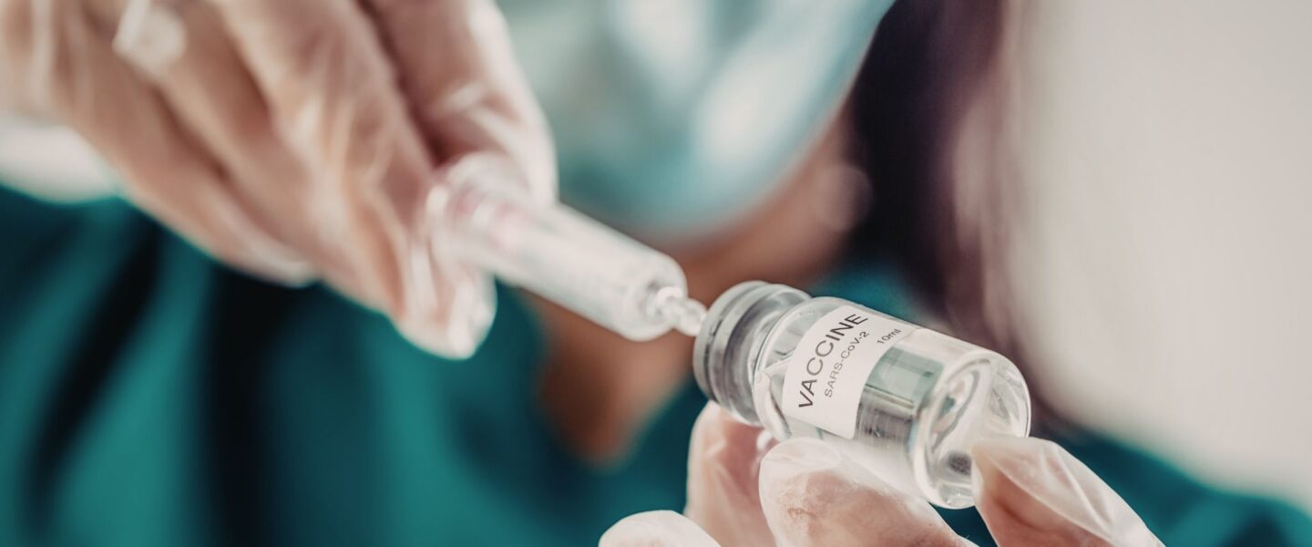 Bitka za mRNA: BioNTech toži Moderno zaradi kršitve patentov pri cepivih proti COVID-19